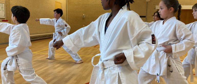 Hyab-oi tsuki chudan in Zenkutsu dachi - Kids Karate Klas at ki club cool Amsterdam - Jordaan