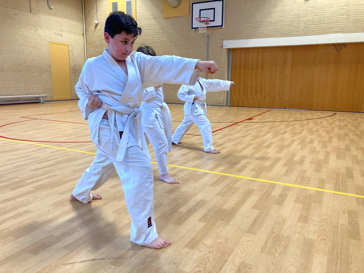 Omar-oi tsuki chudan in Zenkutsu dachi - Kids Karate Klas at ki club cool Amsterdam - Jordaan